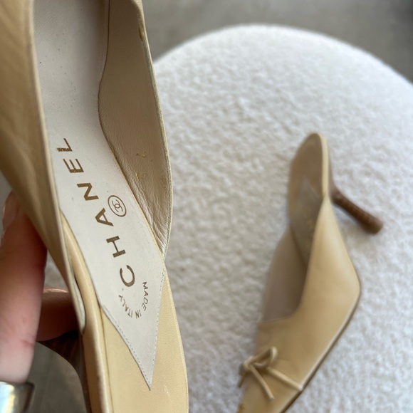 Vintage Chanel CC Beige Leather Bow Mule Heels - Picture 6 of 15